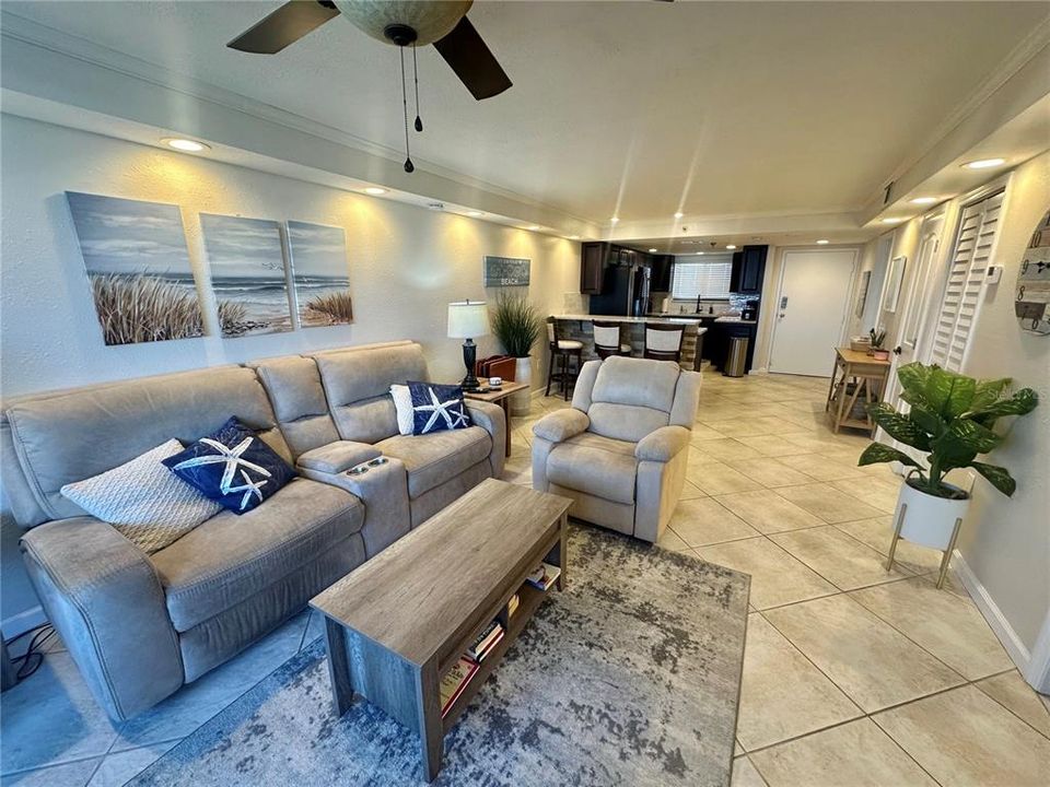 For Sale: $275,000 (2 beds, 2 baths, 950 Square Feet)