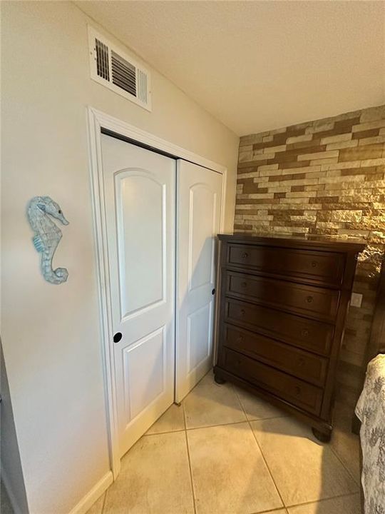 For Sale: $275,000 (2 beds, 2 baths, 950 Square Feet)