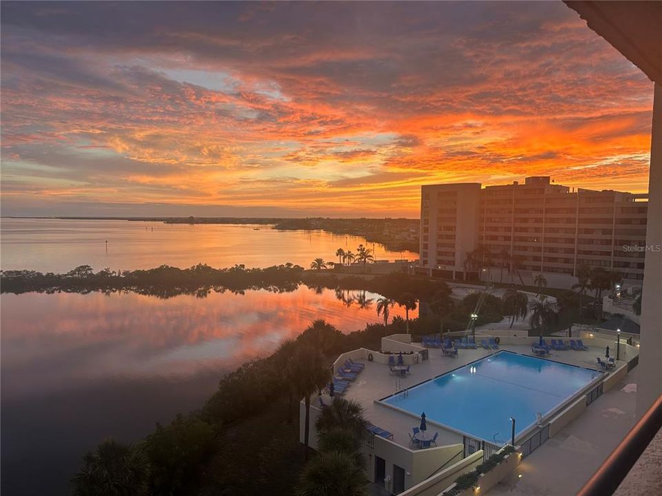 For Sale: $275,000 (2 beds, 2 baths, 950 Square Feet)