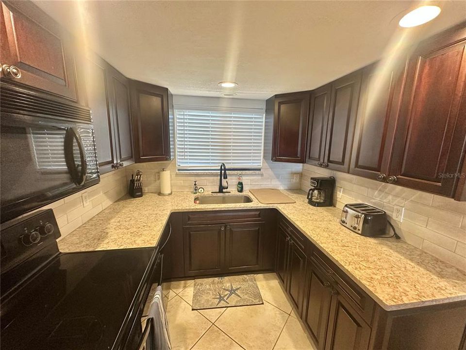 For Sale: $275,000 (2 beds, 2 baths, 950 Square Feet)