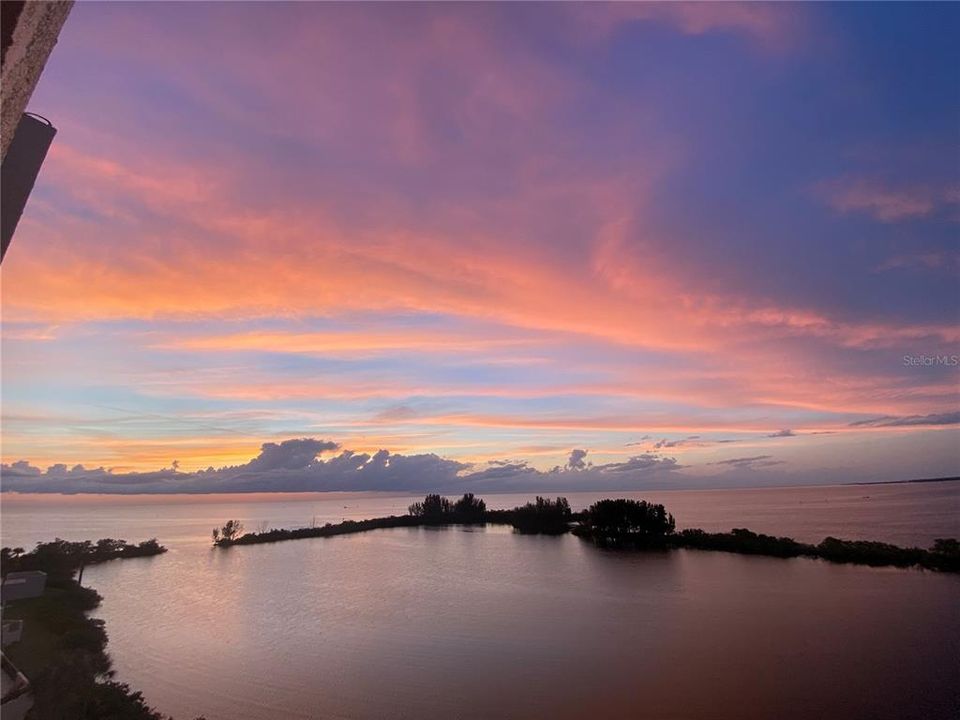 For Sale: $275,000 (2 beds, 2 baths, 950 Square Feet)