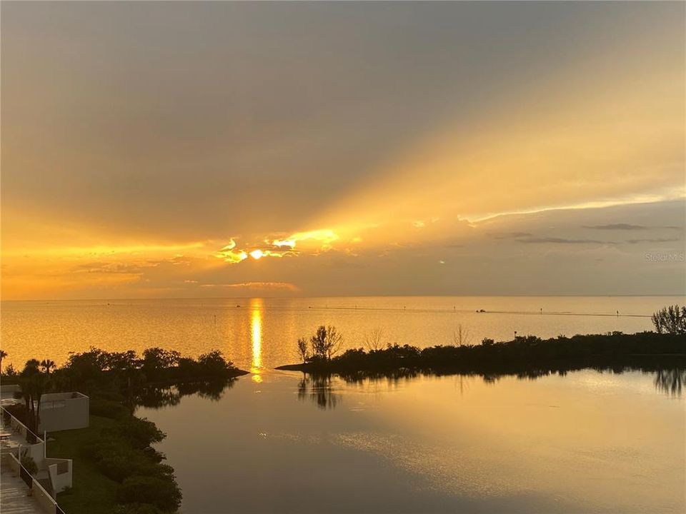 For Sale: $275,000 (2 beds, 2 baths, 950 Square Feet)