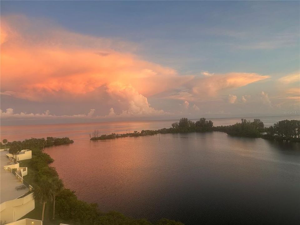 For Sale: $275,000 (2 beds, 2 baths, 950 Square Feet)