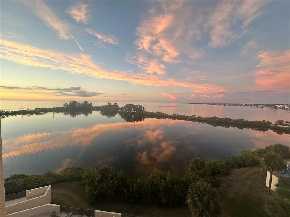 For Sale: $275,000 (2 beds, 2 baths, 950 Square Feet)