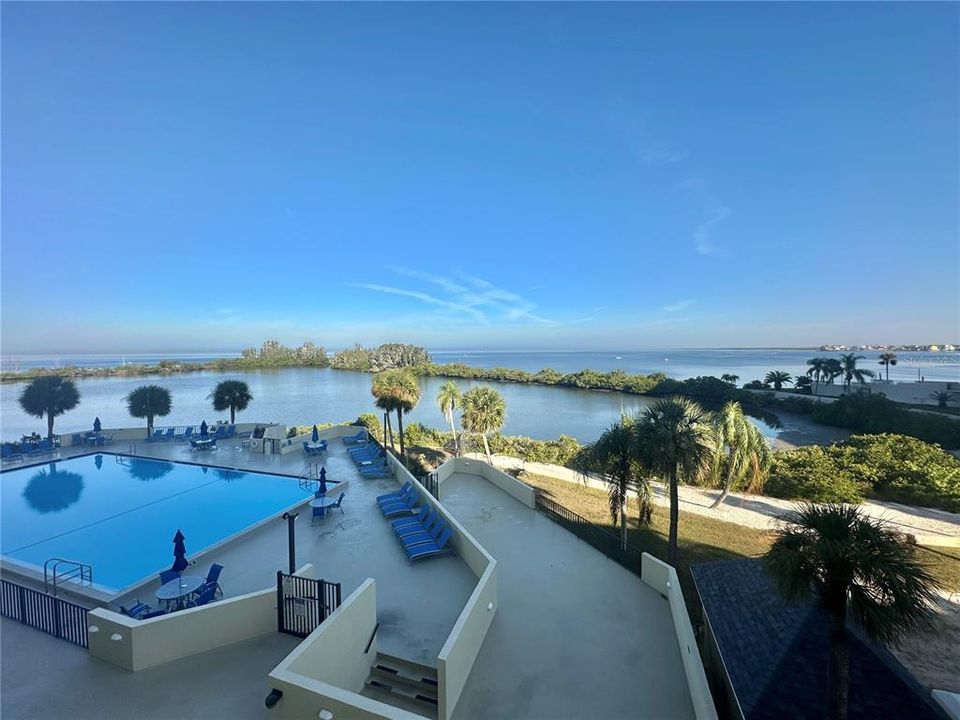 For Sale: $275,000 (2 beds, 2 baths, 950 Square Feet)