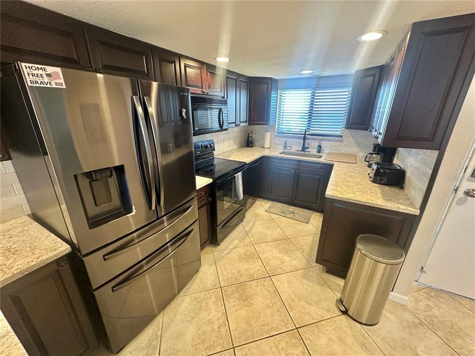 For Sale: $275,000 (2 beds, 2 baths, 950 Square Feet)