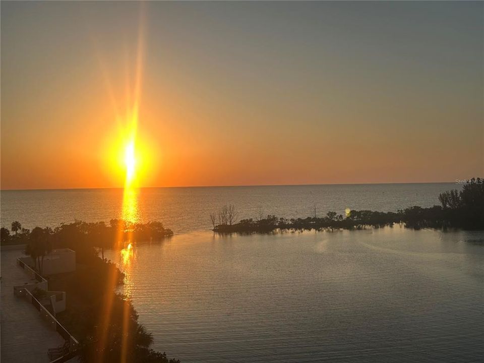 For Sale: $275,000 (2 beds, 2 baths, 950 Square Feet)