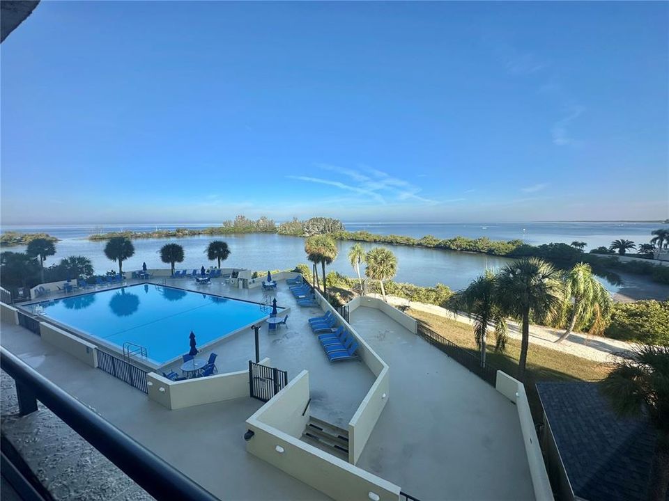 For Sale: $275,000 (2 beds, 2 baths, 950 Square Feet)