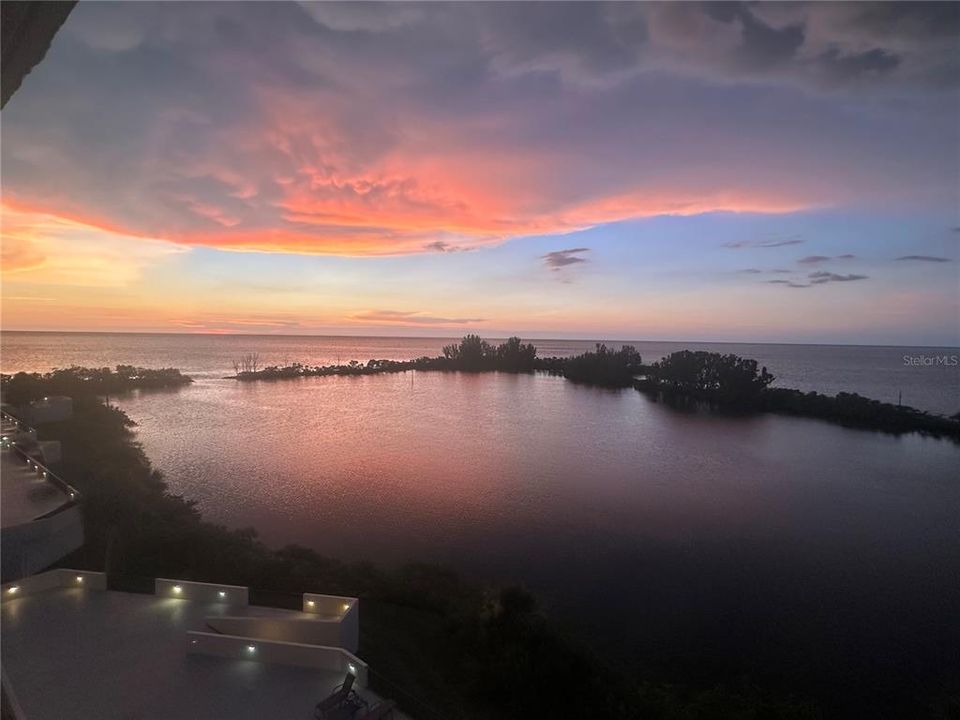 For Sale: $275,000 (2 beds, 2 baths, 950 Square Feet)