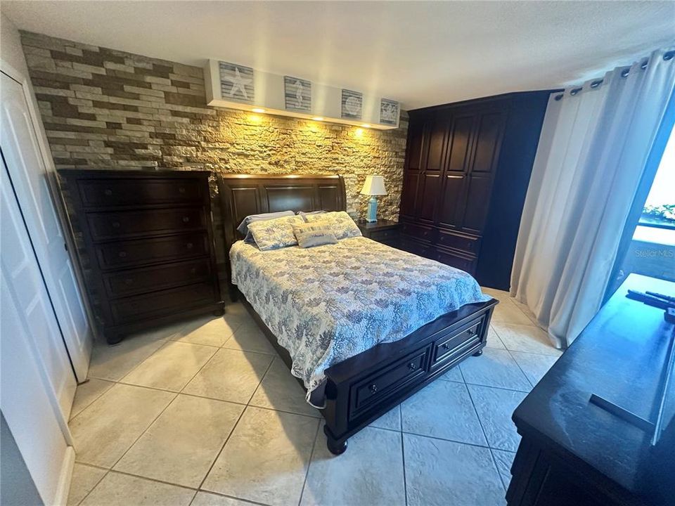 For Sale: $275,000 (2 beds, 2 baths, 950 Square Feet)