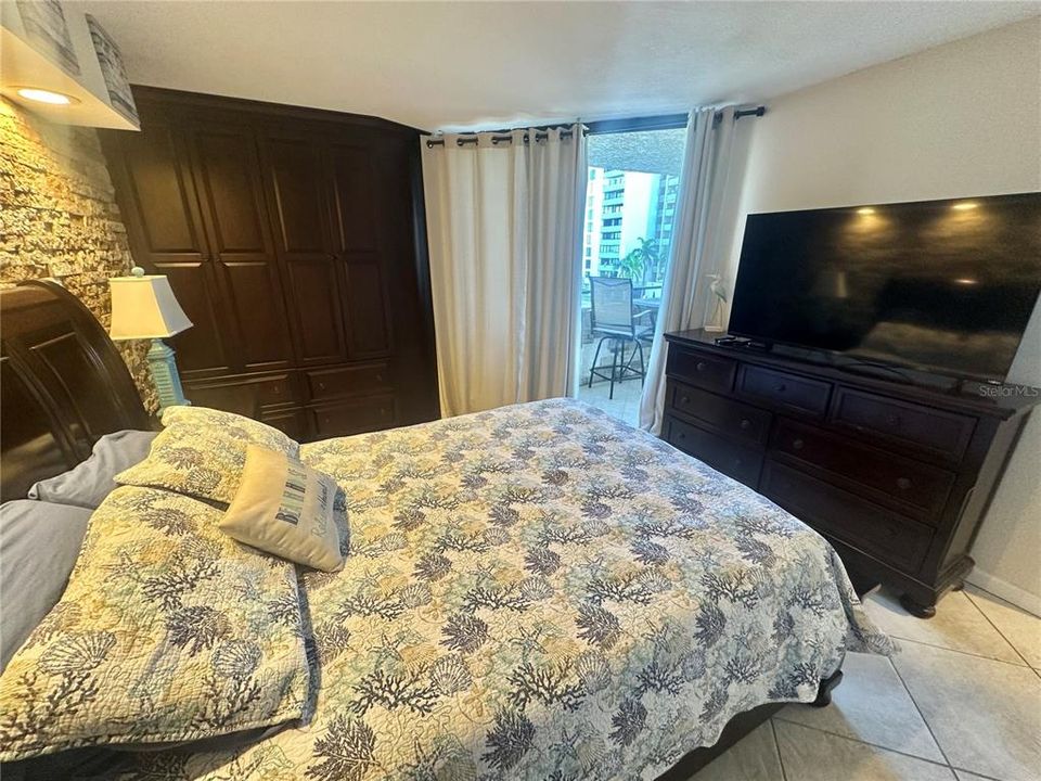 For Sale: $275,000 (2 beds, 2 baths, 950 Square Feet)