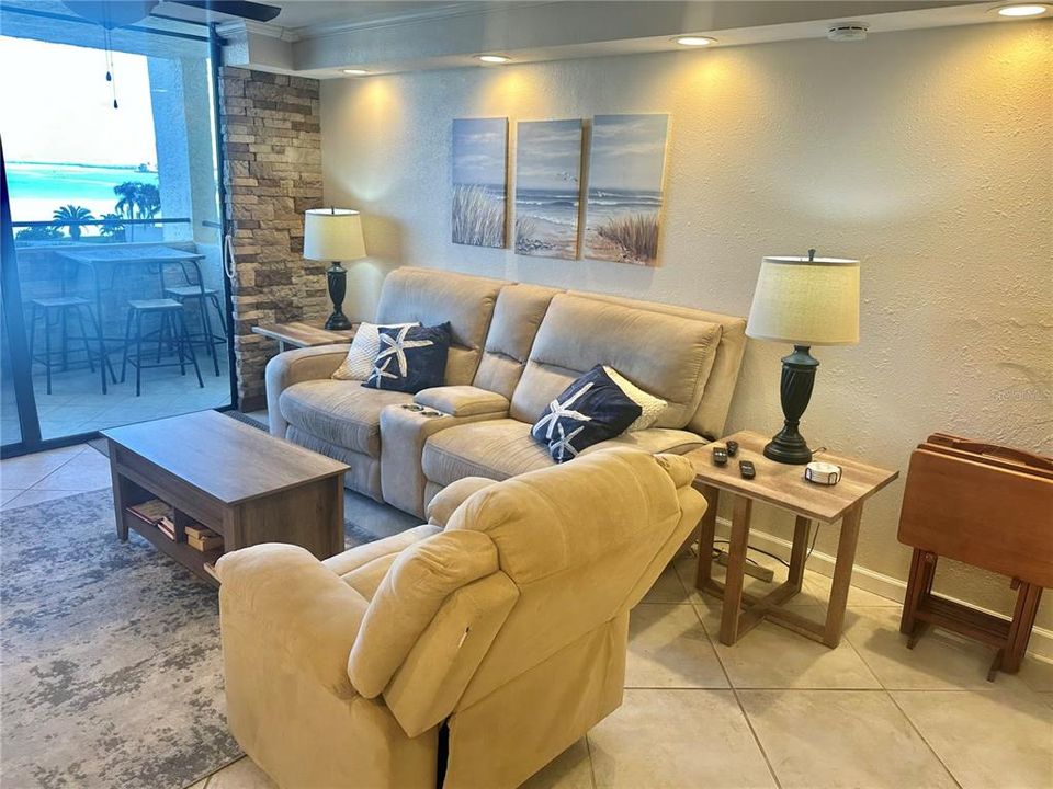 For Sale: $275,000 (2 beds, 2 baths, 950 Square Feet)