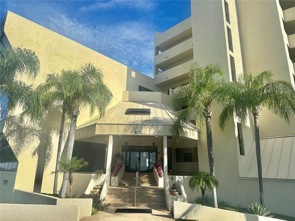 For Sale: $275,000 (2 beds, 2 baths, 950 Square Feet)