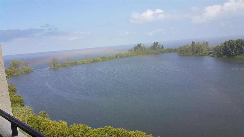 For Sale: $275,000 (2 beds, 2 baths, 950 Square Feet)