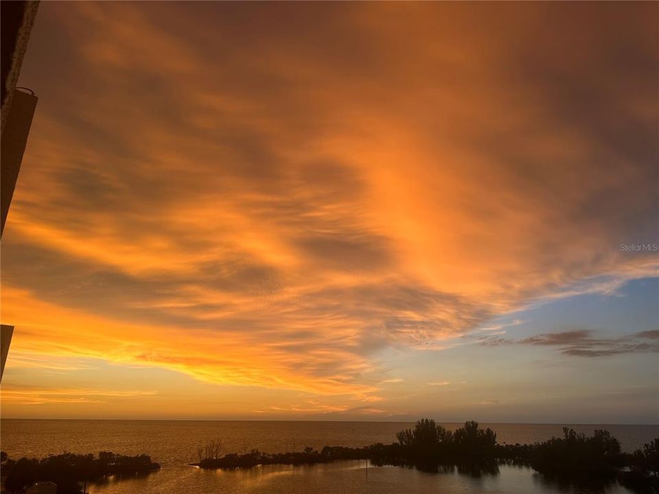 For Sale: $275,000 (2 beds, 2 baths, 950 Square Feet)