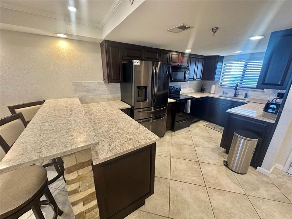 For Sale: $275,000 (2 beds, 2 baths, 950 Square Feet)