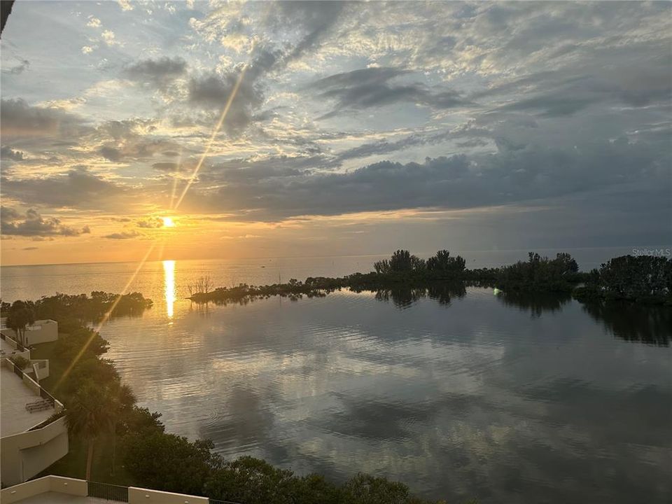 For Sale: $275,000 (2 beds, 2 baths, 950 Square Feet)