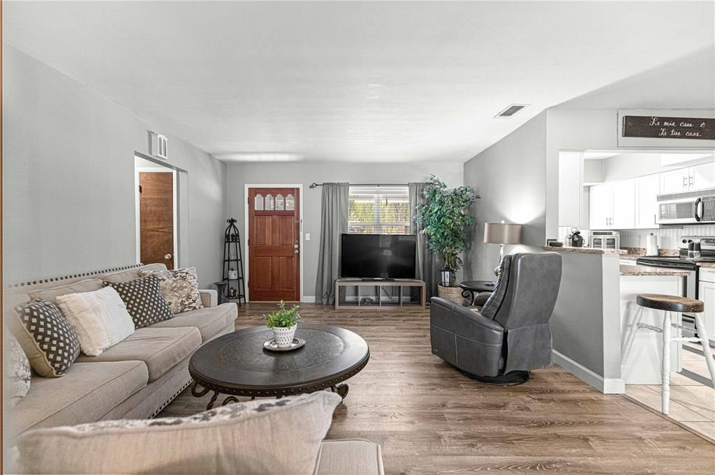 待售: $279,995 (2 贝兹, 2 浴室, 1241 平方英尺)