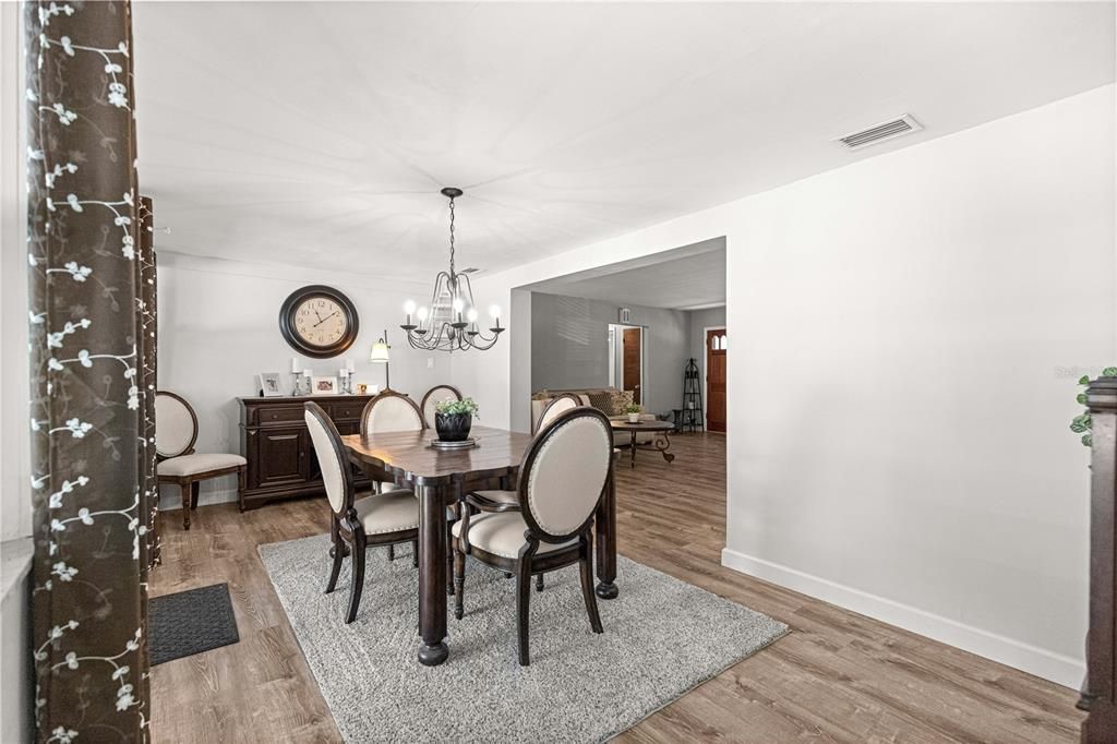 待售: $279,995 (2 贝兹, 2 浴室, 1241 平方英尺)