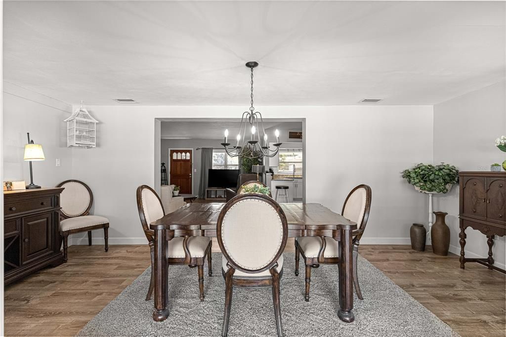 待售: $279,995 (2 贝兹, 2 浴室, 1241 平方英尺)