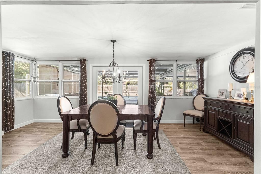 待售: $279,995 (2 贝兹, 2 浴室, 1241 平方英尺)