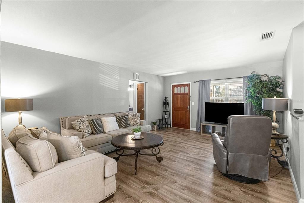 待售: $279,995 (2 贝兹, 2 浴室, 1241 平方英尺)