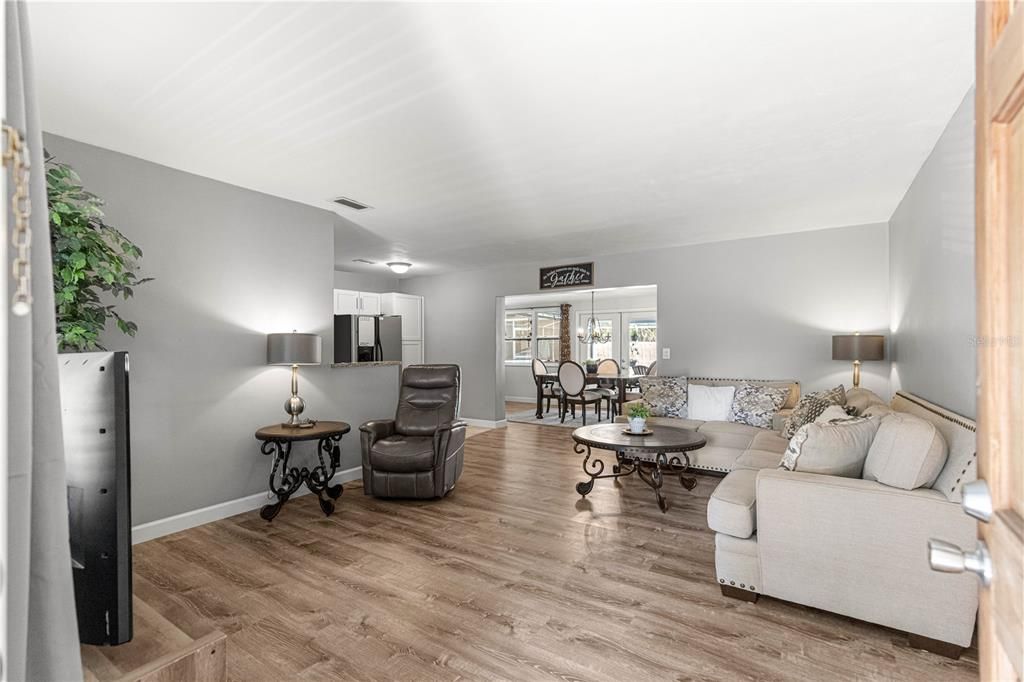 待售: $279,995 (2 贝兹, 2 浴室, 1241 平方英尺)