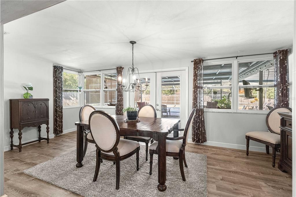 待售: $279,995 (2 贝兹, 2 浴室, 1241 平方英尺)