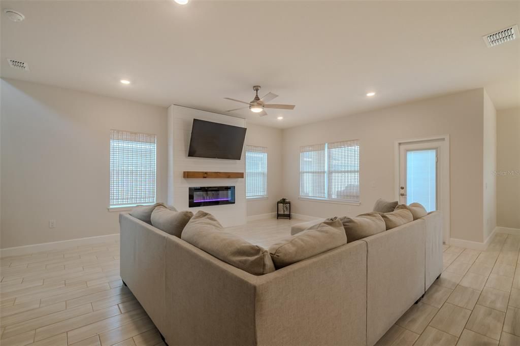 出租: $2,500 (4 贝兹, 3 浴室, 2181 平方英尺)