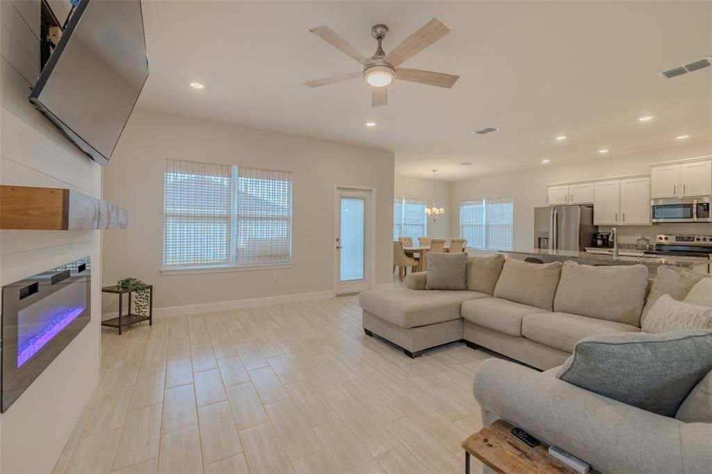 出租: $2,500 (4 贝兹, 3 浴室, 2181 平方英尺)