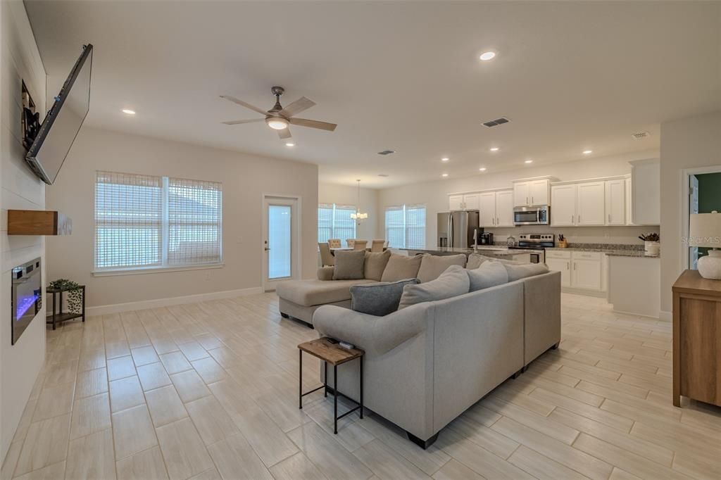 出租: $2,500 (4 贝兹, 3 浴室, 2181 平方英尺)