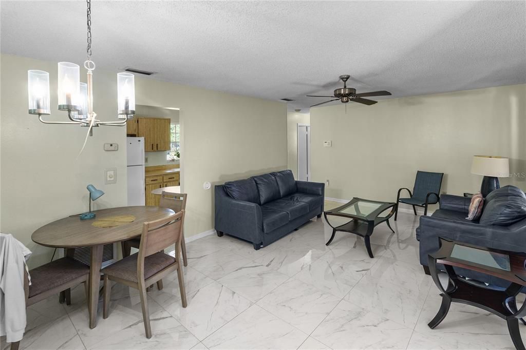 На продажу: $199,000 (2 спален, 2 ванн, 982 Квадратных фут)