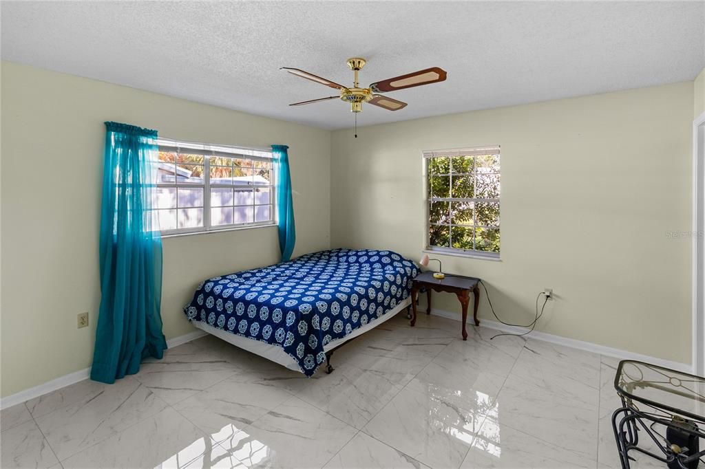 На продажу: $199,000 (2 спален, 2 ванн, 982 Квадратных фут)