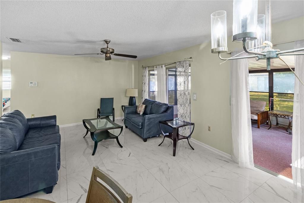 На продажу: $199,000 (2 спален, 2 ванн, 982 Квадратных фут)