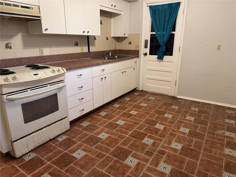 出租: $2,000 (3 贝兹, 1 浴室, 826 平方英尺)