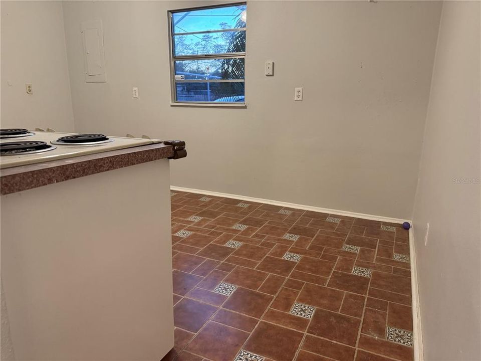 出租: $2,000 (3 贝兹, 1 浴室, 826 平方英尺)