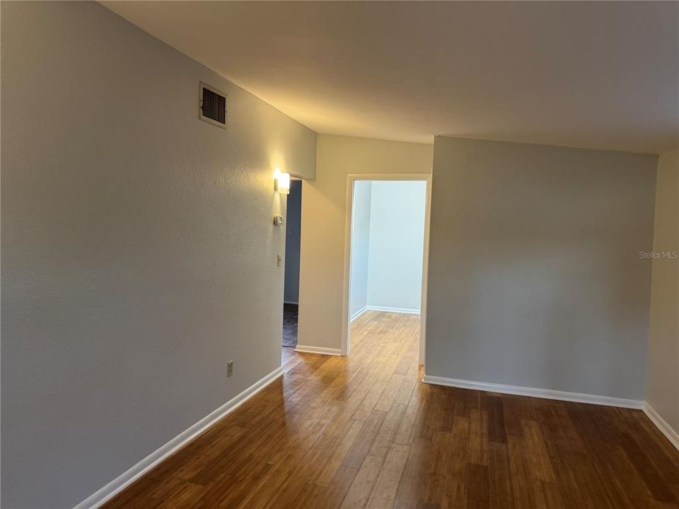 出租: $2,000 (3 贝兹, 1 浴室, 826 平方英尺)