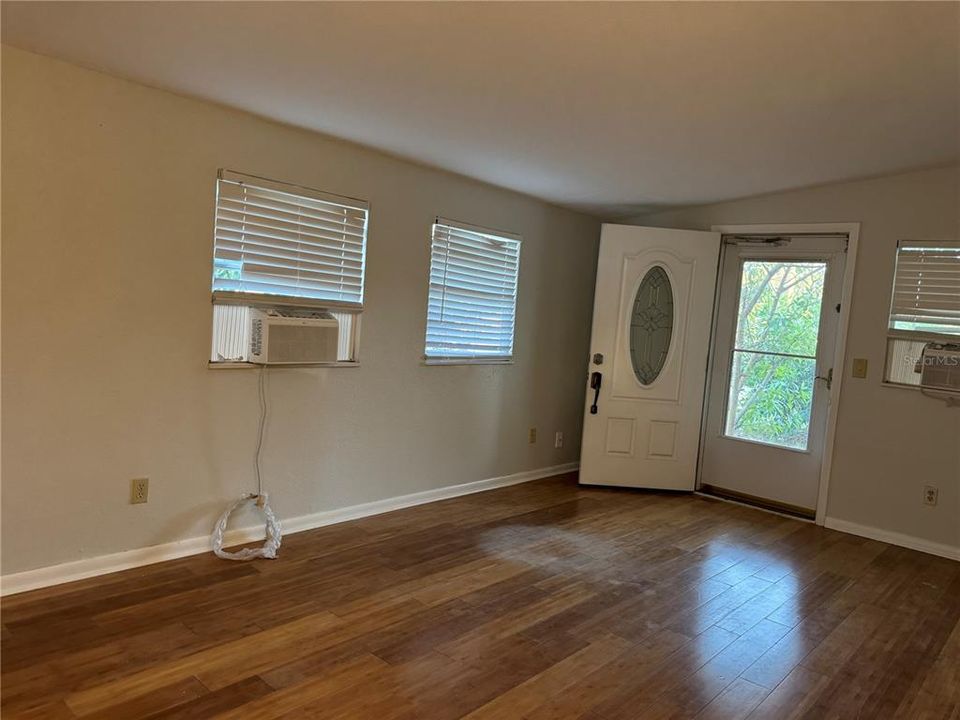 出租: $2,000 (3 贝兹, 1 浴室, 826 平方英尺)