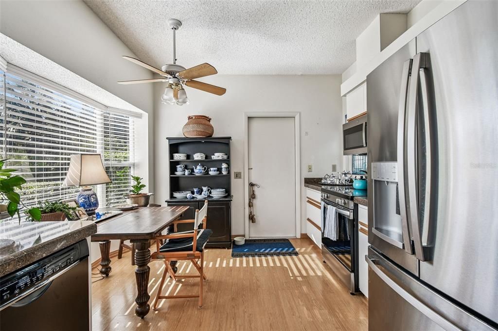 На продажу: $350,000 (2 спален, 2 ванн, 1456 Квадратных фут)