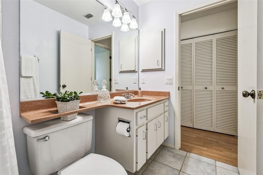 На продажу: $350,000 (2 спален, 2 ванн, 1456 Квадратных фут)