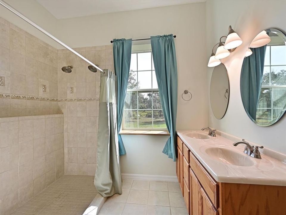 For Sale: $1,250,000 (3 beds, 3 baths, 3767 Square Feet)