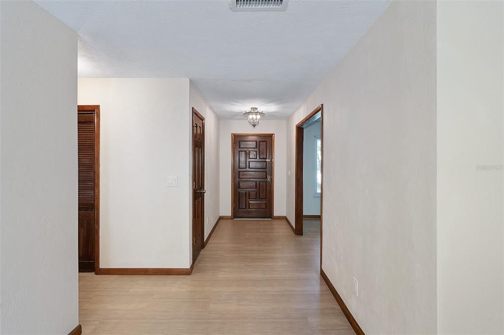 合同活跃: $369,000 (3 贝兹, 2 浴室, 1767 平方英尺)