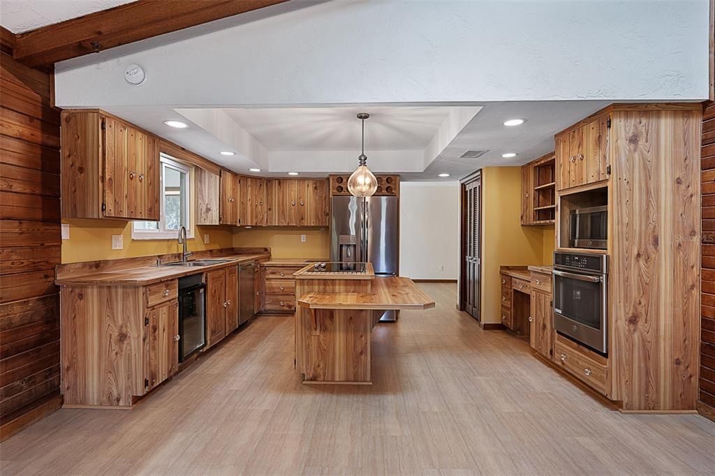 合同活跃: $369,000 (3 贝兹, 2 浴室, 1767 平方英尺)