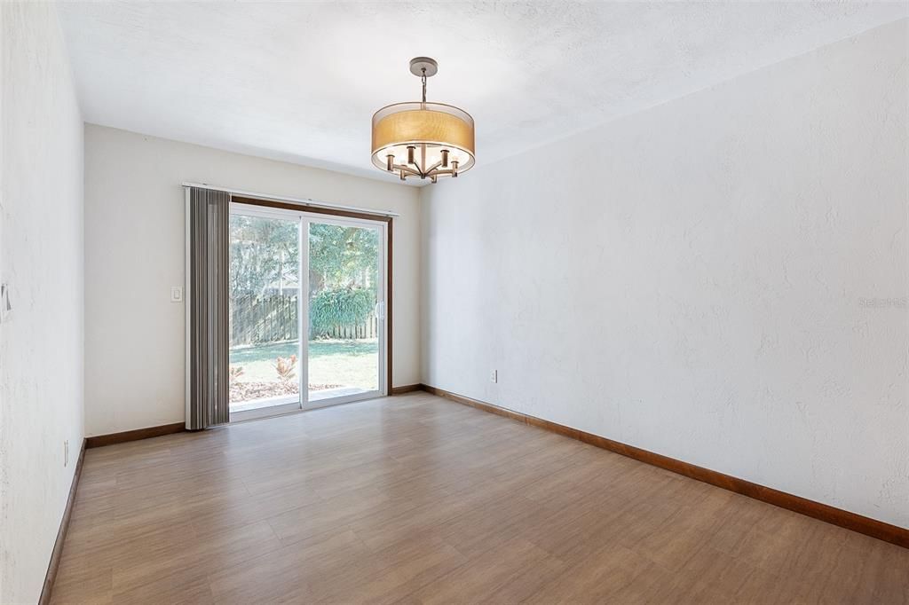 合同活跃: $369,000 (3 贝兹, 2 浴室, 1767 平方英尺)