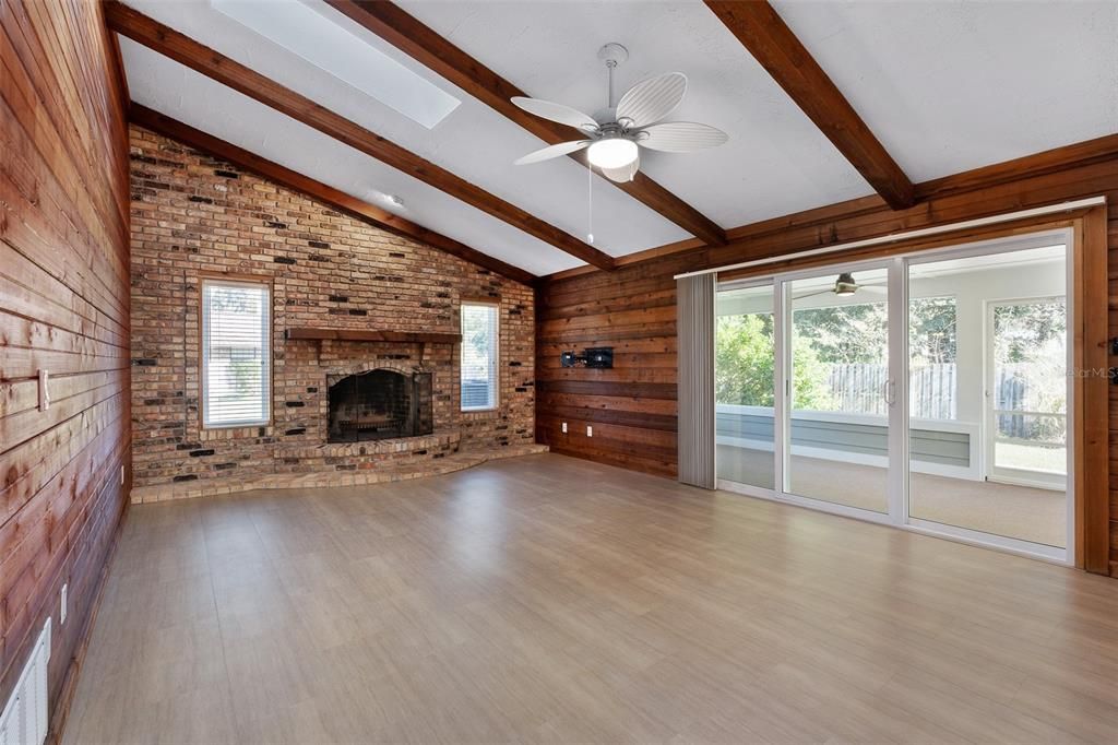 合同活跃: $369,000 (3 贝兹, 2 浴室, 1767 平方英尺)