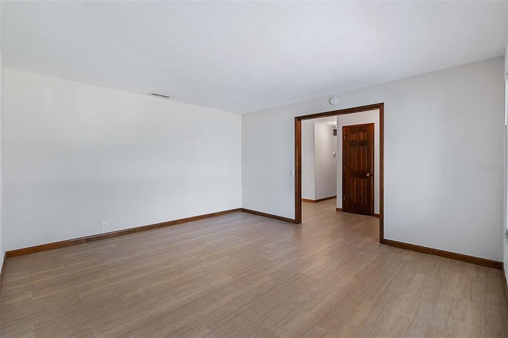 合同活跃: $369,000 (3 贝兹, 2 浴室, 1767 平方英尺)