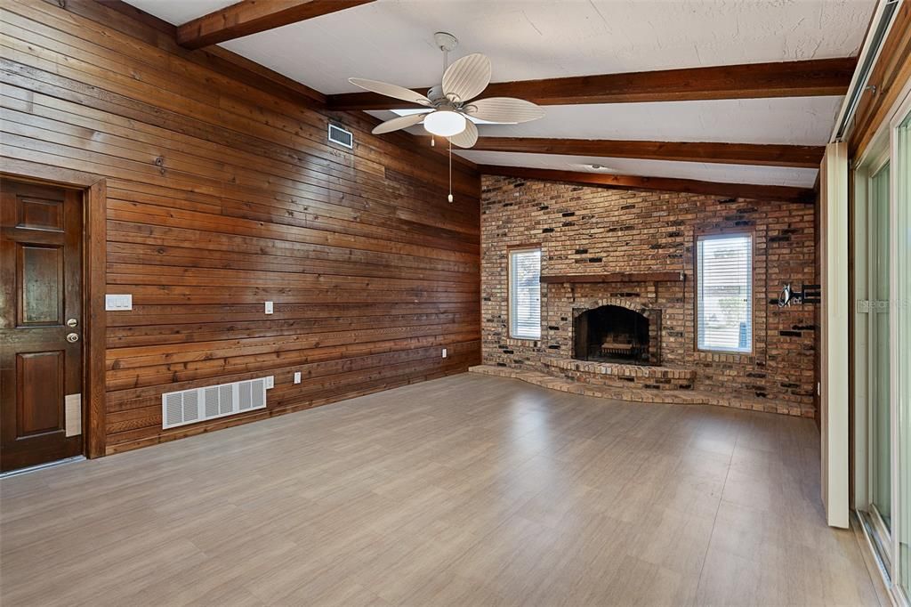 合同活跃: $369,000 (3 贝兹, 2 浴室, 1767 平方英尺)