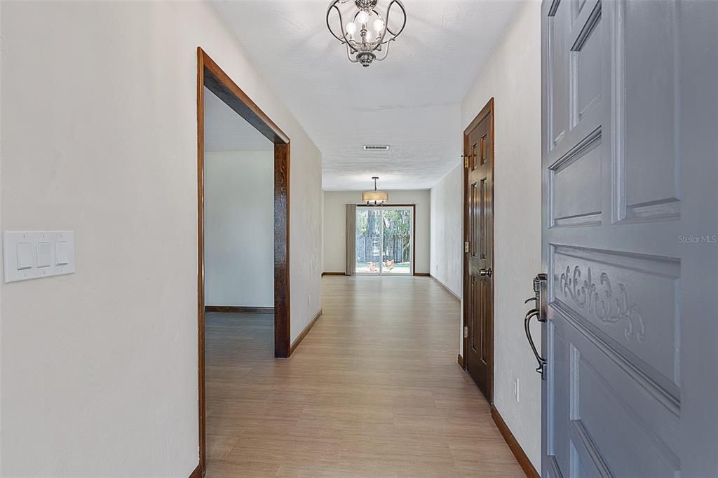 合同活跃: $369,000 (3 贝兹, 2 浴室, 1767 平方英尺)