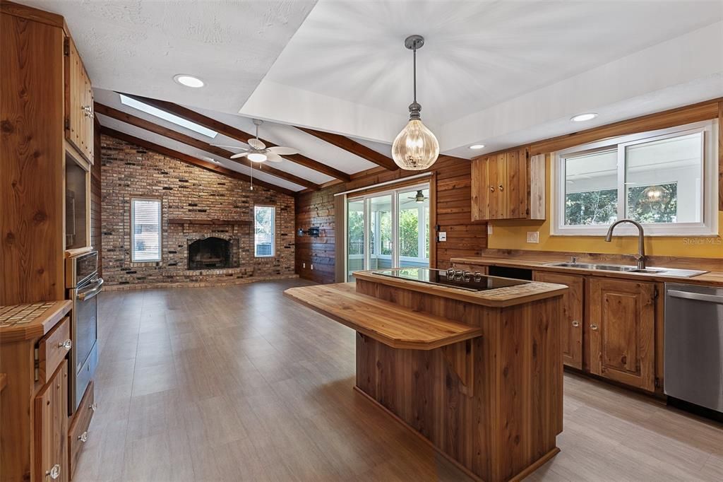 合同活跃: $369,000 (3 贝兹, 2 浴室, 1767 平方英尺)