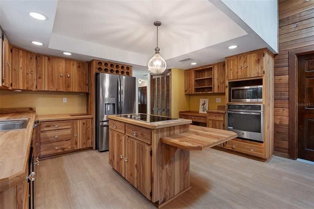 合同活跃: $369,000 (3 贝兹, 2 浴室, 1767 平方英尺)